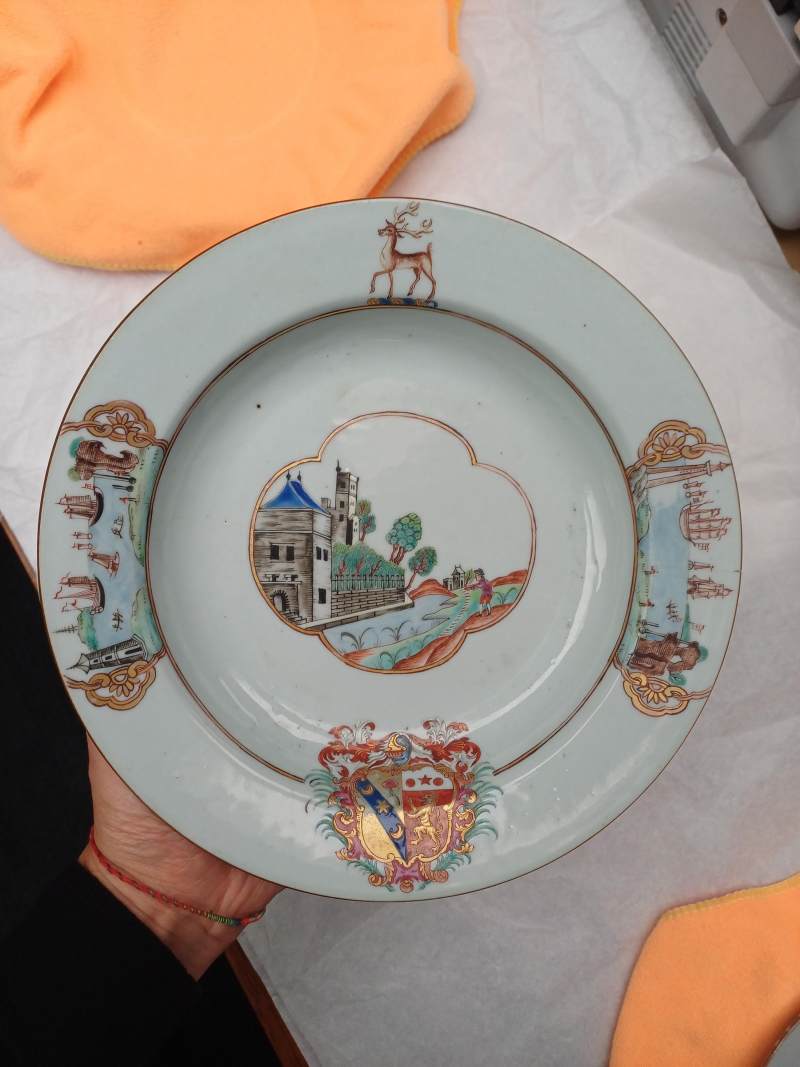 清乾隆 約1745年 粉彩紋章圖盤一組四件 | Four fine and rare Chinese export armorial soup bowls, Qing Dynasty, Qianlong Period, circa 1745 - 图19