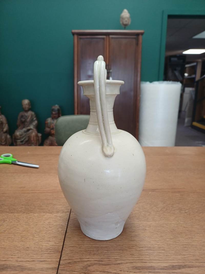 唐 白釉雙螭龍耳瓶 | A Chinese straw-glazed stoneware 'amphora' vase, Tang Dynasty - 图19