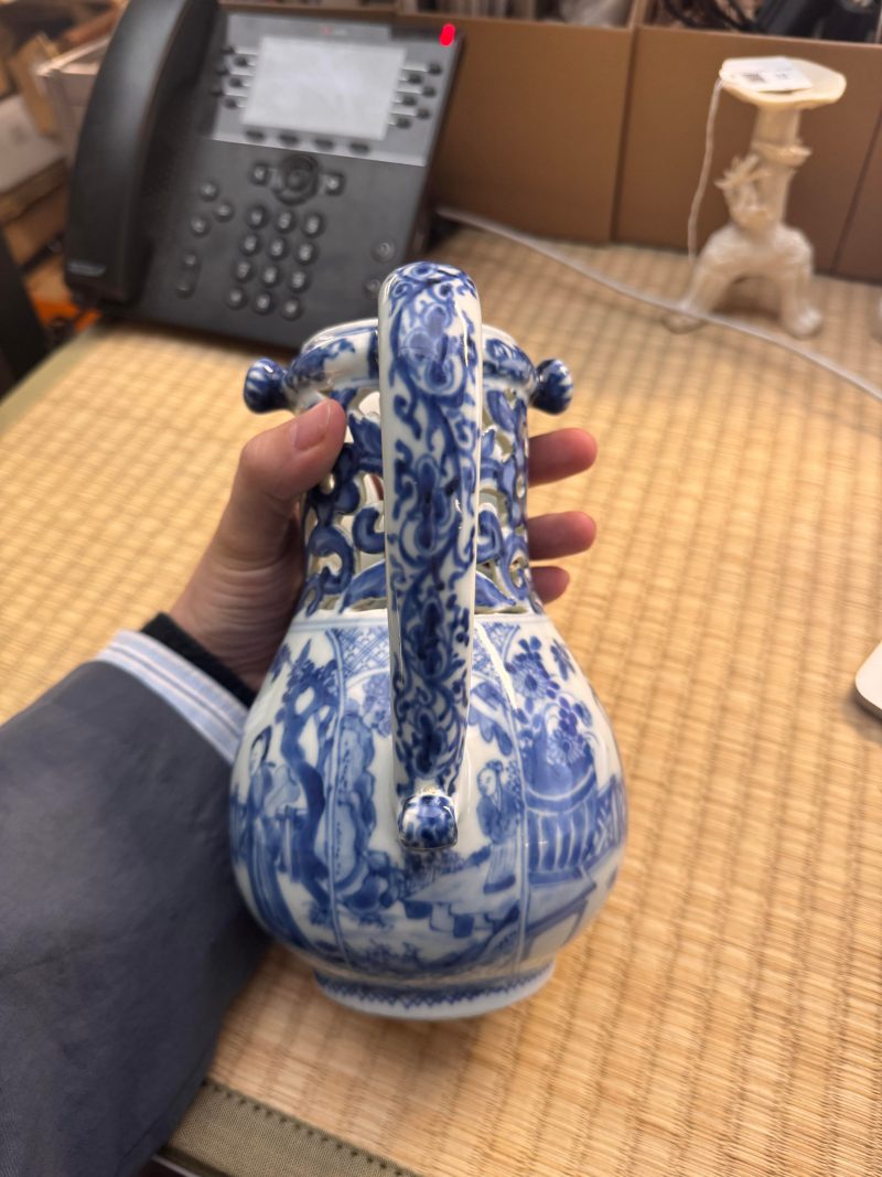 清康熙 青花庭院仕女圖執壺 | Santos Collection | A rare Chinese export blue and white 'puzzle' jug, Qing dynasty, Kangxi period - 图26