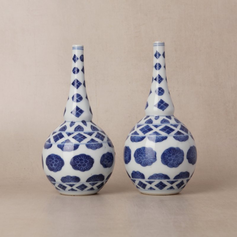 清康熙 青花花卉紋長頸瓶一對 | Santos Collection | Two rare Chinese export blue and white 'floral' sprinklers, Qing dynasty, Kangxi period - 图2