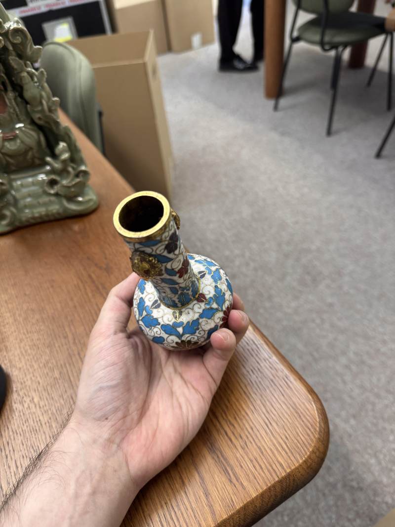 明十六/十七世紀 掐絲琺瑯掐絲菊紋銅胎鎏金瓶 《景泰年製》款 | A Chinese cloisonné enamel and gilt-bronze 'chrysanthemum' vase, Ming dynasty, 16th/17th century - 图5