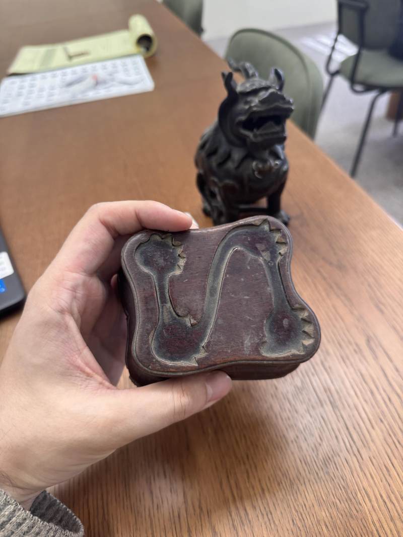 明 銅甪端爐 | A Chinese bronze 'luduan' incense burner, Ming dynasty - 图3