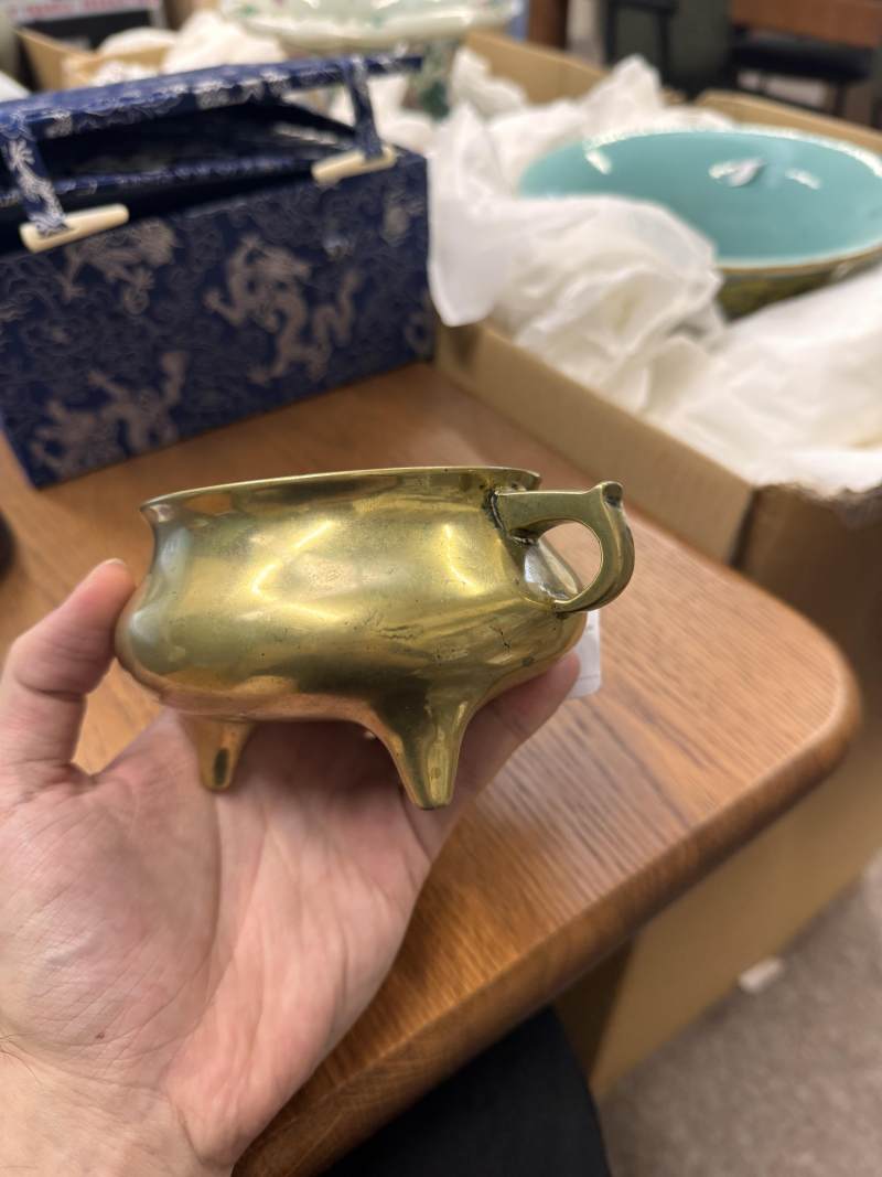 清十八/十九世紀 銅鎏金壓經三足爐《宣德》款 | A Chinese polished bronze tripod censer, Qing dynasty, 18th/19th century - 图5