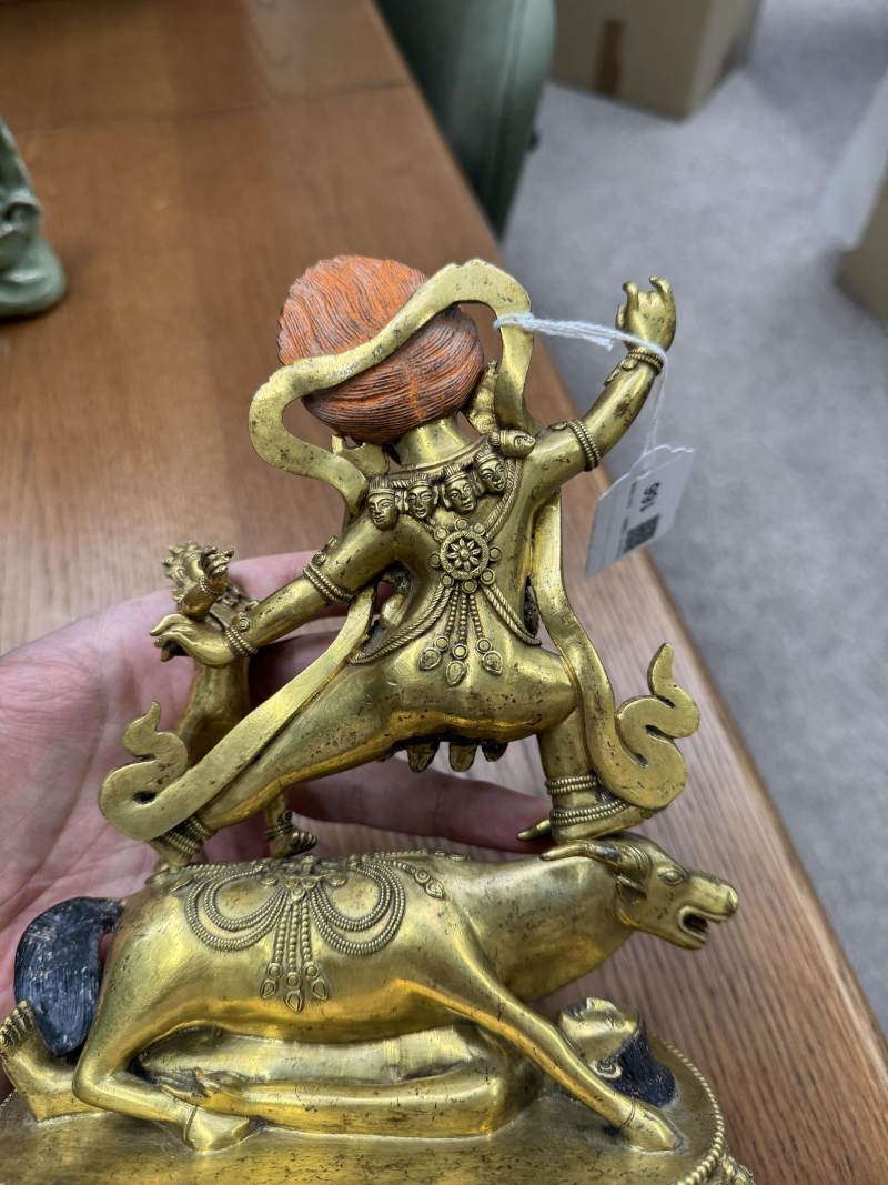清十八世紀 漢藏銅鍍金閻摩法王立像 | A fine Sino-Tibetan gilt-bronze figure of Yama Dharmaraja and Yami, Qing dynasty, 18th century - 图16