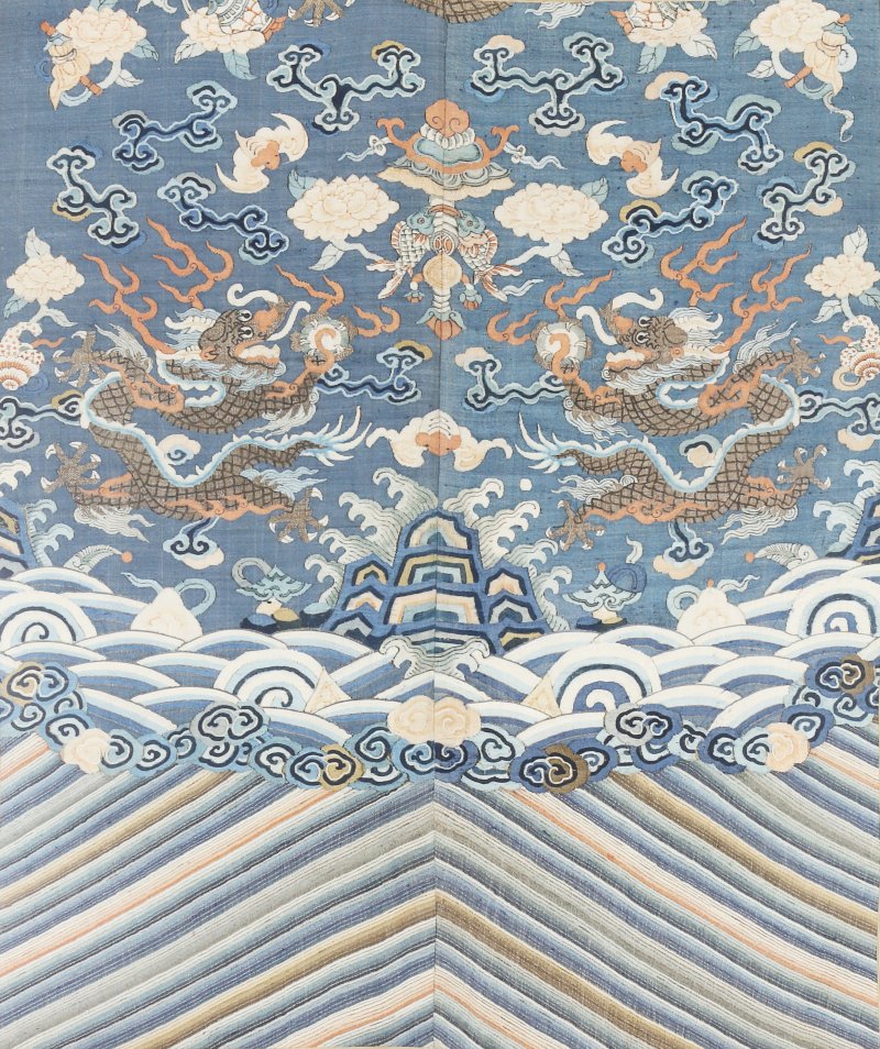 清十八/十九世紀 絲繡雲龍紋刺繡圖插屏 | A Chinese embroidered silk 'dragon' panel, Qing dynasty, 18th/19th century