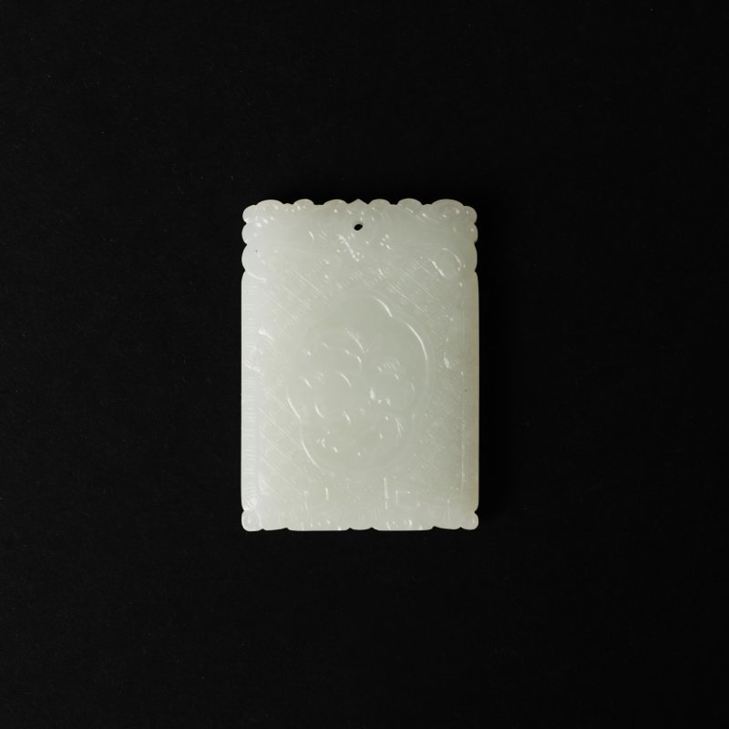 十九/二十世紀 青玉福壽雙全紋牌 | A Chinese celadon jade 'peach and bat' plaque, 19th/20th century