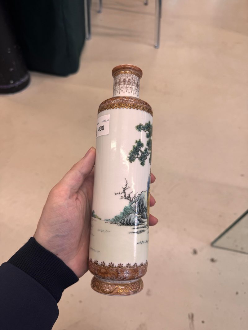 民國 粉彩松下雅聚圖筒式瓶 《懷仁堂製》款 | A fine Chinese famille-rose 'scholars' cylindrical vase, Republic period, Juren tang zhi mark - 图14