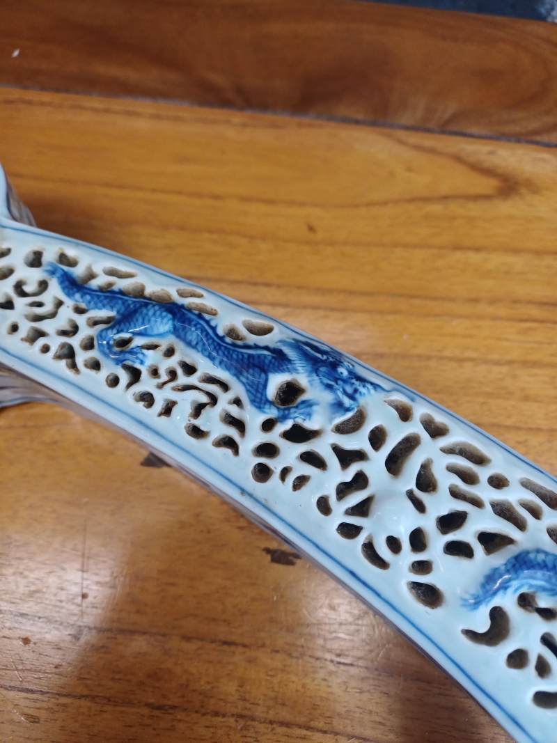 清十八至十九世紀 青花如意形蓋爐 《大清乾隆年製》款 | A Chinese blue and white sceptre-shaped censer and cover, Qing dynasty, 18th-19th century - 图13