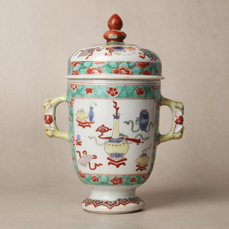 清康熙 五彩博古圖蓋罐 | A Chinese famille-verte twin-handled 'hundred antiques' pot and cover, Qing Dynasty, Kangxi period - 图1