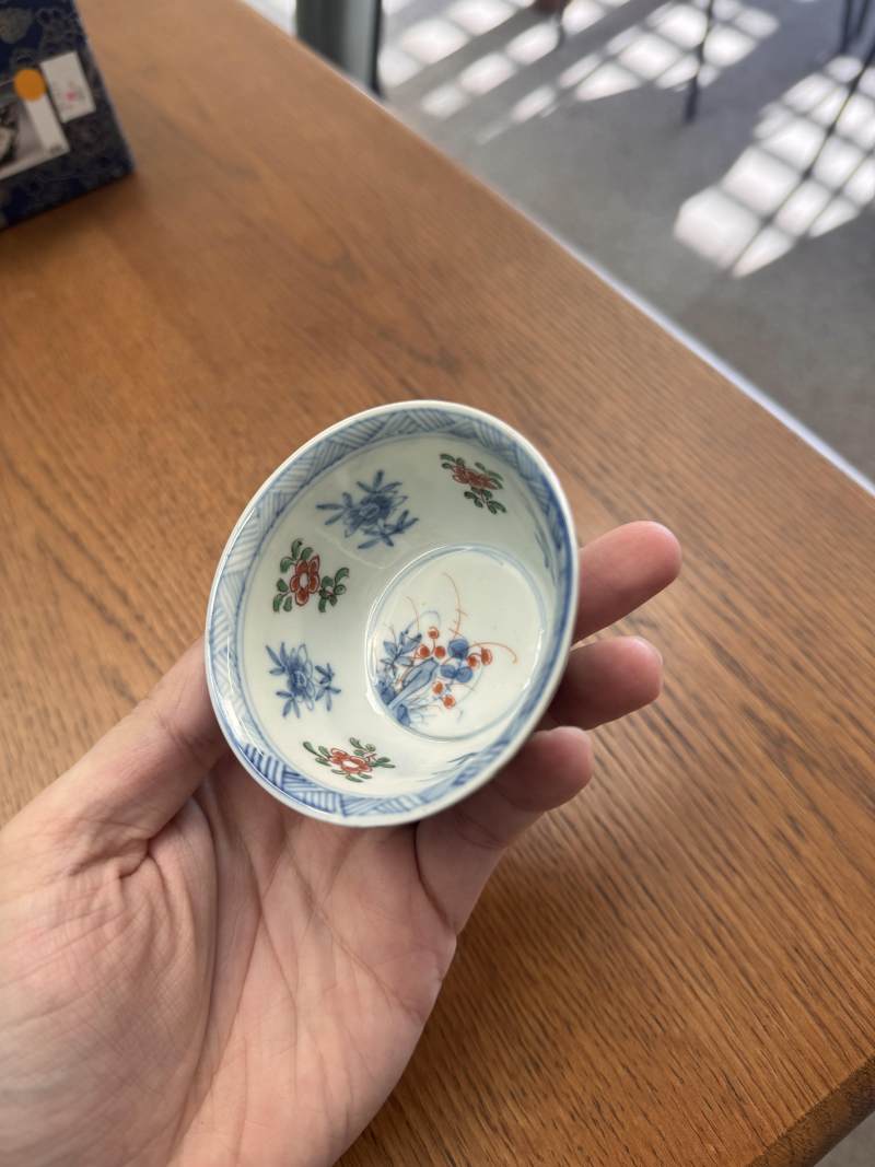 清康熙 墨地五彩花卉紋盃 | Santos Collection | A Chinese famille-noire 'blossoms' cup, Qing dynasty, Kangxi period - 图14