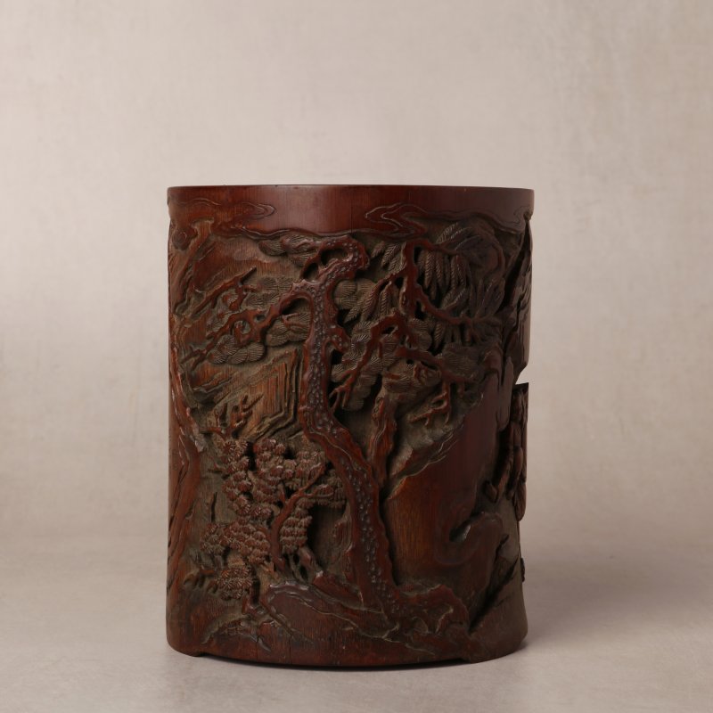 清十八世紀 竹雕鹿順回園圖筆筒《其吉作》款 | A Chinese carved bamboo 'Lushun Huiyuan' brush pot, bitong, Qing dynasty, 18th century - 图11