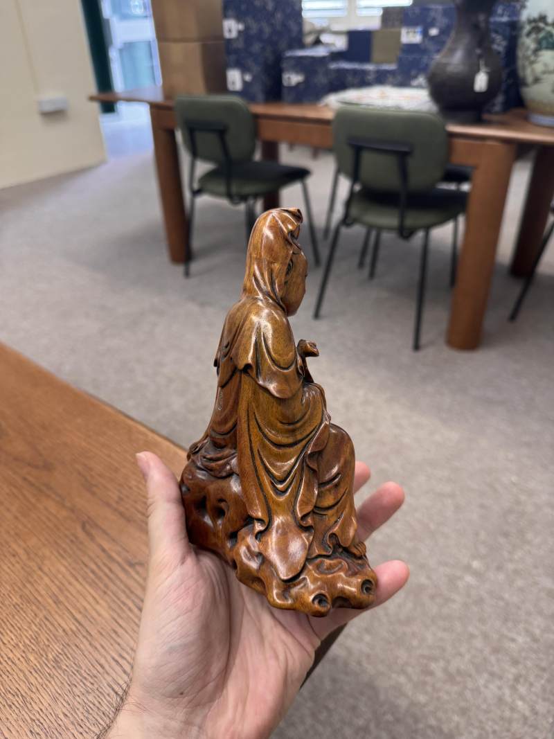 清十八/十九世紀 黃楊木雕觀音菩薩坐像 | A Chinese boxwood carved figure of Guanyin, Qing dynasty, 18th/19th century - 图20