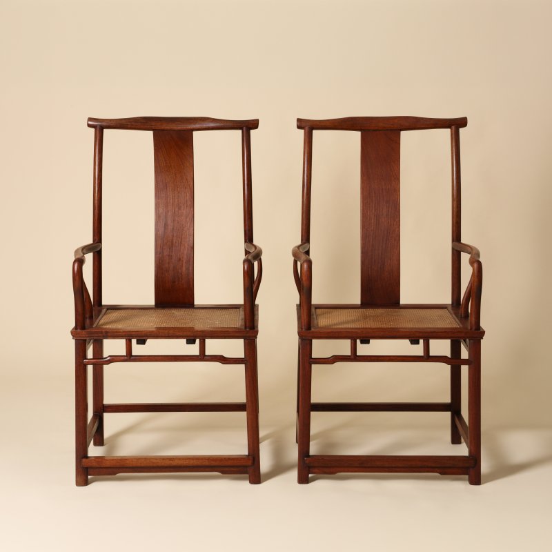 清十八世紀 花梨木四出頭官帽椅一對 | Ulrich Hausmann Collection | A pair of Chinese huali 'official's hat' yoke-back armchairs, sichutou guanmaoyi, Qing dynasty, 18th century - 图1