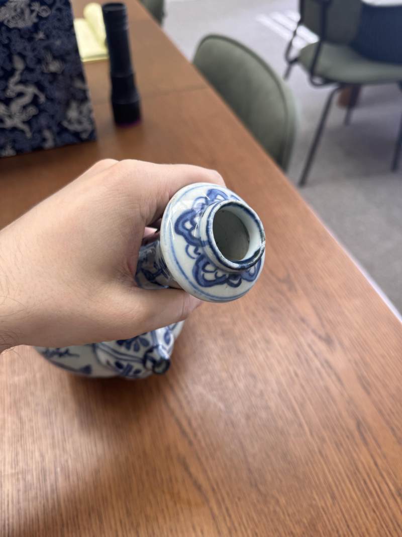 明崇禎/過渡期 青花人物故事圖軍持 | Santos Collection | A Chinese blue and white 'figural' kendi, Transitional period, Chongzhen period - 图6