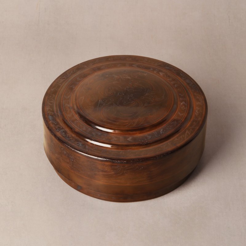 西漢 褐漆戧金瑞獸紋蓋盒 | A rare Chinese incised brown lacquer 'mythical beasts' box and cover, Western Han dynasty - 图24