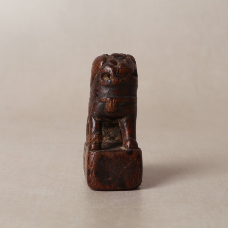 十七/十八世紀 黃楊木雕瑞獅鈕印章 《郭進》款 | A Chinese carved boxwood 'seated lion' seal, 17th/18th century - 图2