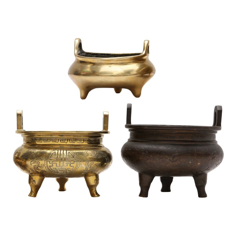 清十八/十九世紀 各式銅三足沖天耳爐一組三件 | Three Chinese gilt-bronze censers, Qing dynasty, 18th/19th century - 图6
