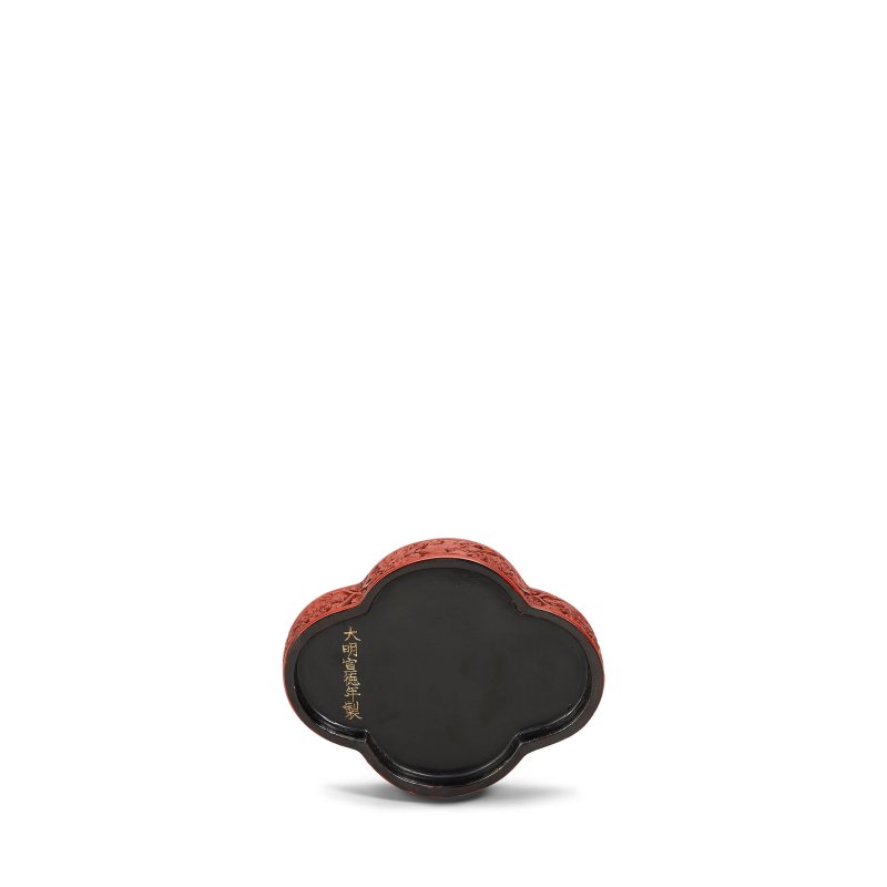 晚明 剔紅海棠式蓋盒 | A SMALL CARVED CINNABAR LACQUER 'FIGURAL' LOBED BOX AND COVER - 图3