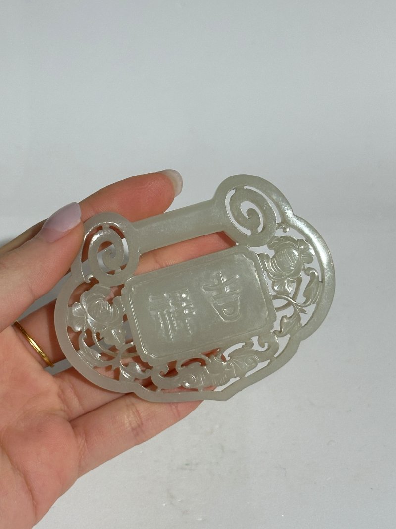 晚清 青白玉鏤雕⌈吉祥•如意⌋、⌈團壽⌋牌二枚 及座 | TWO RETICULATED GREENISH WHITE JADE PLAQUES - 图4
