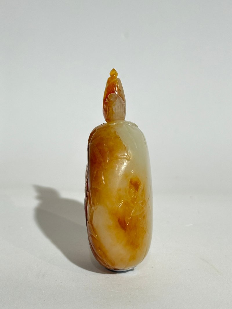 清十九世紀 白玉巧雕⌈瓜瓞⌋鼻煙壺 | A WHITE AND RUSSET JADE 'MELON' SNUFF BOTTLE - 图7