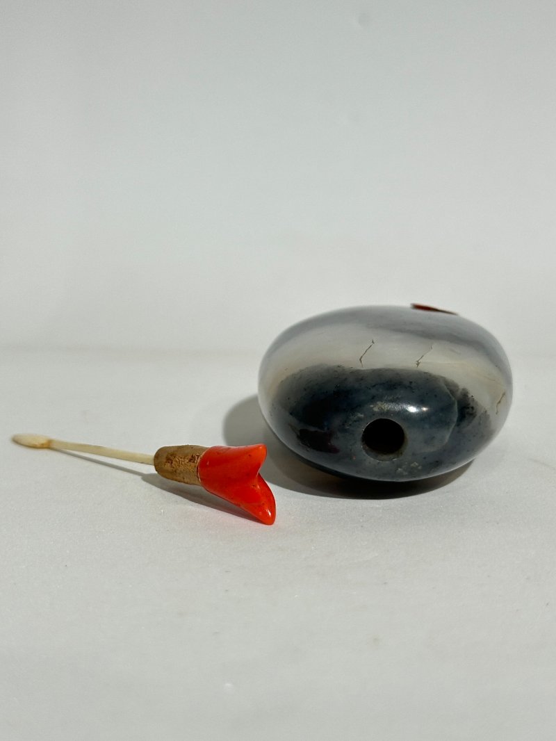 清十九世紀 黑白玉卵龍紋鼻煙壺 | A BLACK AND WHITE JADE PEBBLE 'DRAGON' SNUFF BOTTLE - 图6