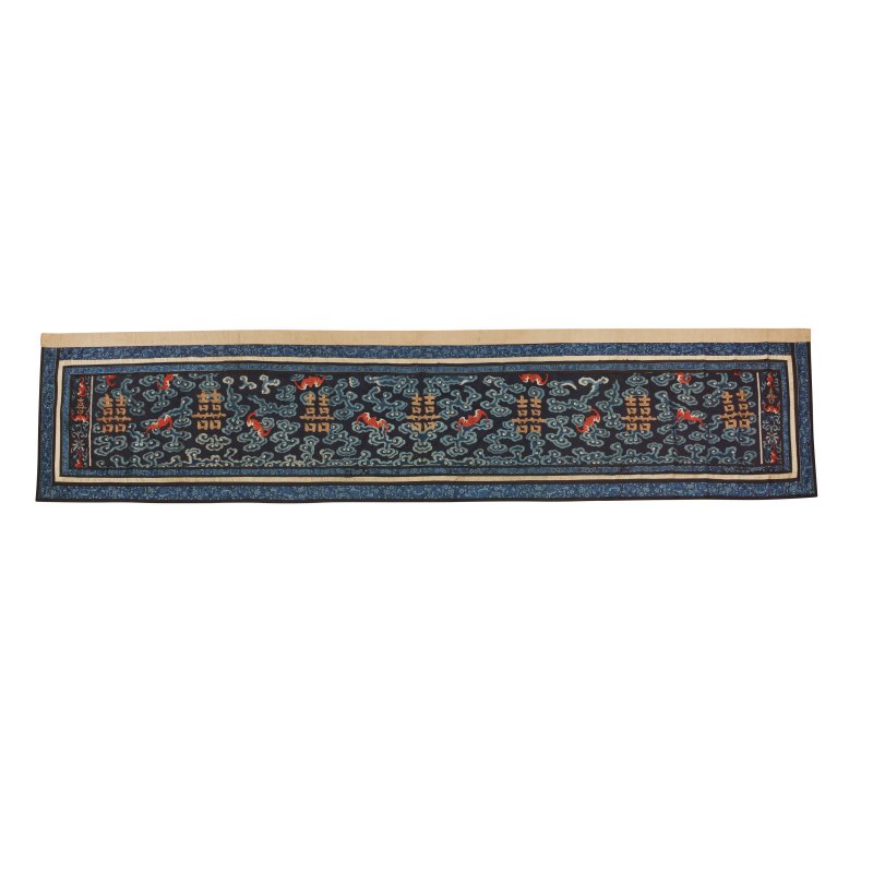 清 藍地繡百蝠報喜婚慶帷 | A fine Chinese silk 'auspicious bats' embroidered wedding banner, Qing dynasty