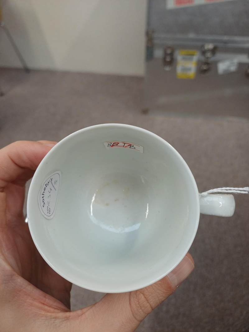清乾隆 粉彩庭院嬰戲圖盃 | A Chinese export famille-rose 'boys and dogs' coffee cup, Qing dynasty, Qianlong period - 图6