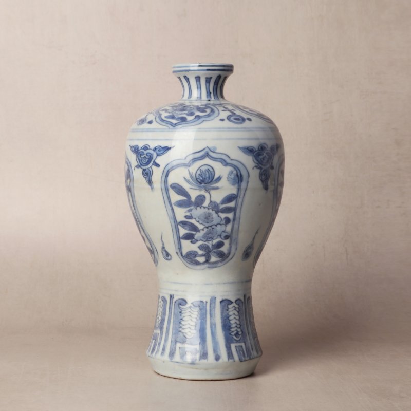 明十六世紀 青花花卉紋梅瓶 | Santos Collection | A Chinese blue and white 'floral' vase, meiping, Ming dynasty, 16th century - 图1