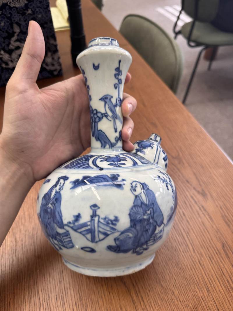 明崇禎/過渡期 青花人物故事圖軍持 | Santos Collection | A Chinese blue and white 'figural' kendi, Transitional period, Chongzhen period - 图8