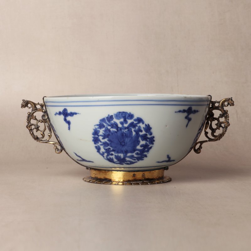明嘉靖 青花包銀鎏金口沿盌 《長命富貴》款 | Santos Collection | A fine Chinese silver-gilt-mounted blue and white bowl, Ming dynasty, Jiajing period