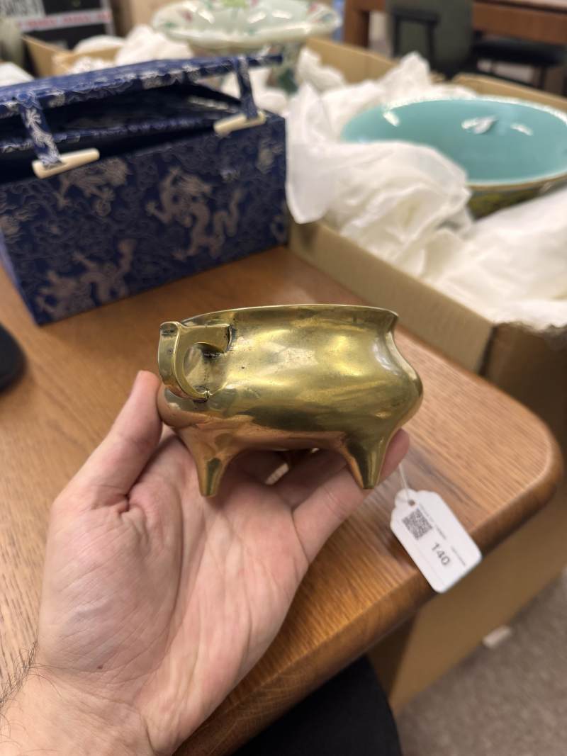 清十八/十九世紀 銅鎏金壓經三足爐《宣德》款 | A Chinese polished bronze tripod censer, Qing dynasty, 18th/19th century - 图6