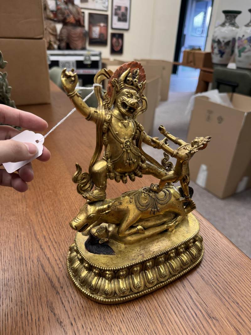 清十八世紀 漢藏銅鍍金閻摩法王立像 | A fine Sino-Tibetan gilt-bronze figure of Yama Dharmaraja and Yami, Qing dynasty, 18th century - 图17