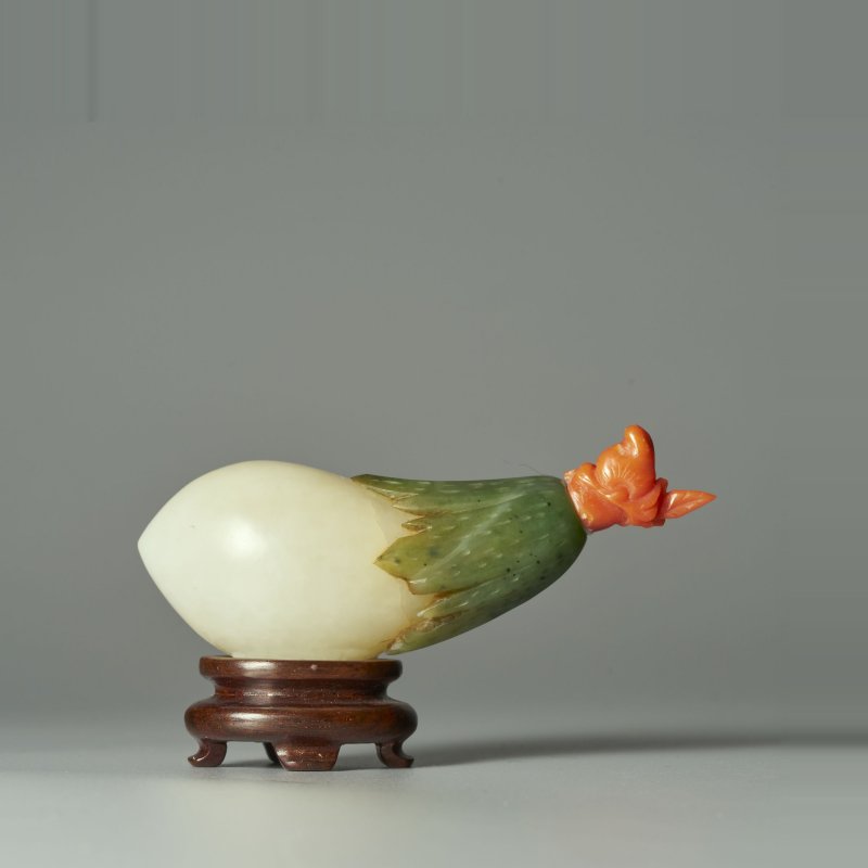 十八/十九世紀 白玉套碧玉茄子形鼻煙壺、珊瑚蓋 | A WHITE AND SPINACH-GREEN JADE AUBERGINE-SHAPED SNUFF BOTTLE
