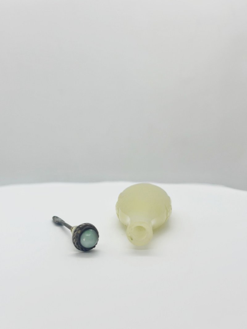 晚清 白玉匏形、黃玉鋪首銜環鼻煙壺二件 | A WHITE JADE 'DOUBLE GOURD' AND A YELLOW JADE SNUFF BOTTLE - 图5