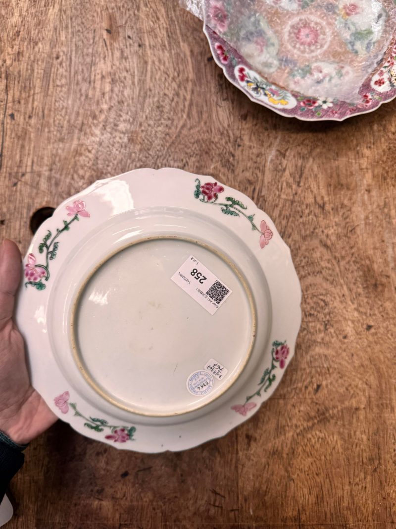 清雍正 約1730年 粉彩開光人物花卉圖花式盤一對 | Santos Collection | A pair of fine Chinese export foliate dishes, Qing dynasty, Yongzheng period, circa 1730 - 图27
