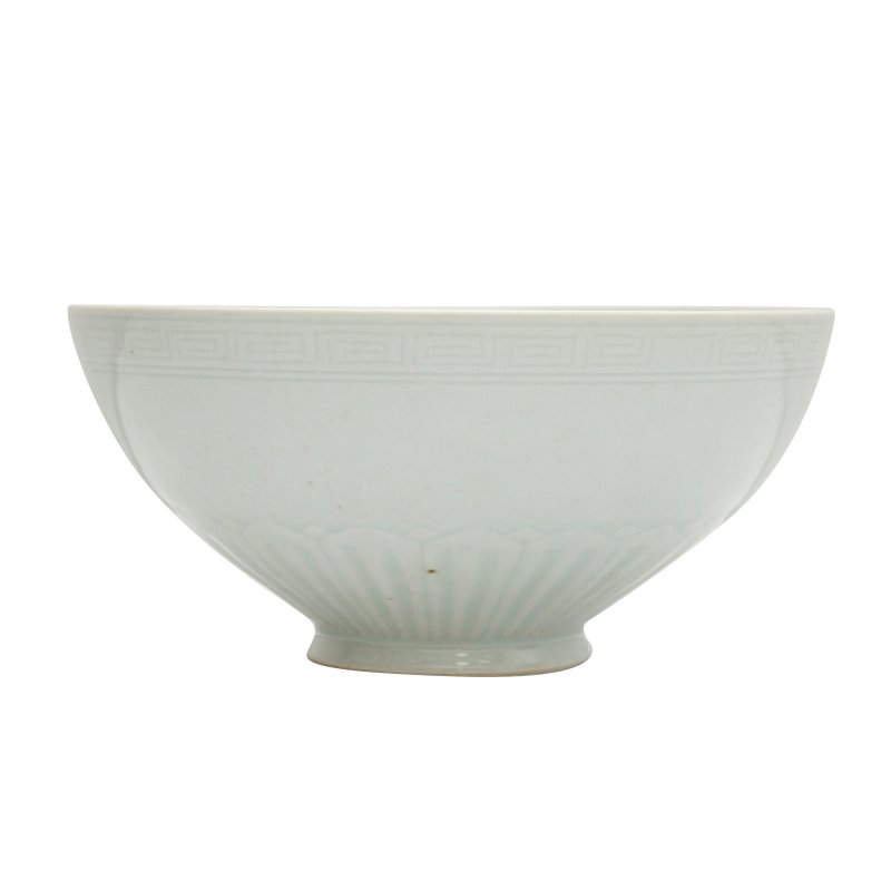 十九/二十世紀 青釉蓮瓣盌 《大清乾隆年製》款 | A Chinese celadon glazed 'lotus' bowl, 19th/20th century