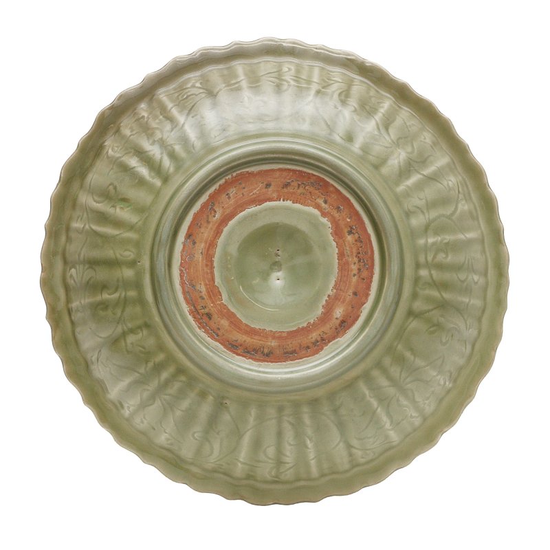 明 龍泉窯青釉刻花盤 | A Chinese Longquan celadon-glazed incised charger, Ming dynasty - 图2
