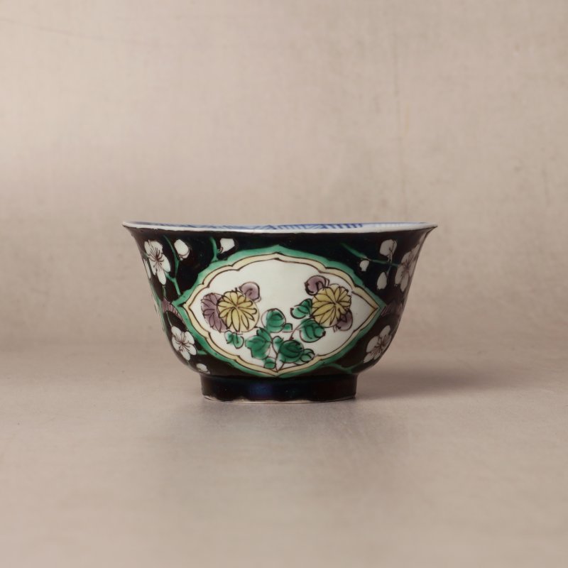 清康熙 墨地五彩花卉紋盃 | Santos Collection | A Chinese famille-noire 'blossoms' cup, Qing dynasty, Kangxi period - 图15