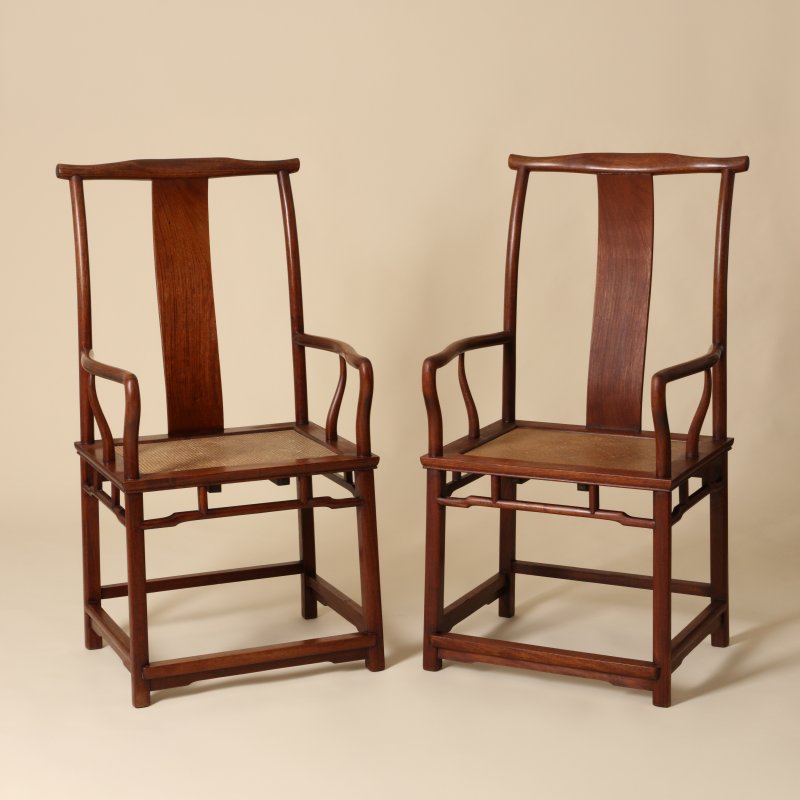 清十八世紀 花梨木四出頭官帽椅一對 | Ulrich Hausmann Collection | A pair of Chinese huali 'official's hat' yoke-back armchairs, sichutou guanmaoyi, Qing dynasty, 18th century - 图2