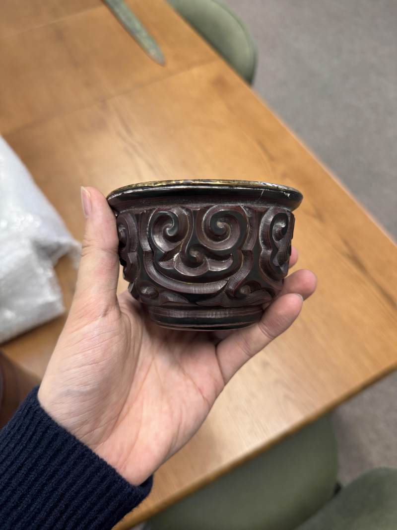 元/明 剔犀花卉紋盃一對 | A rare pair of Chinese 'tixi' lacquer cups, Yuan/Ming dynasty - 图9