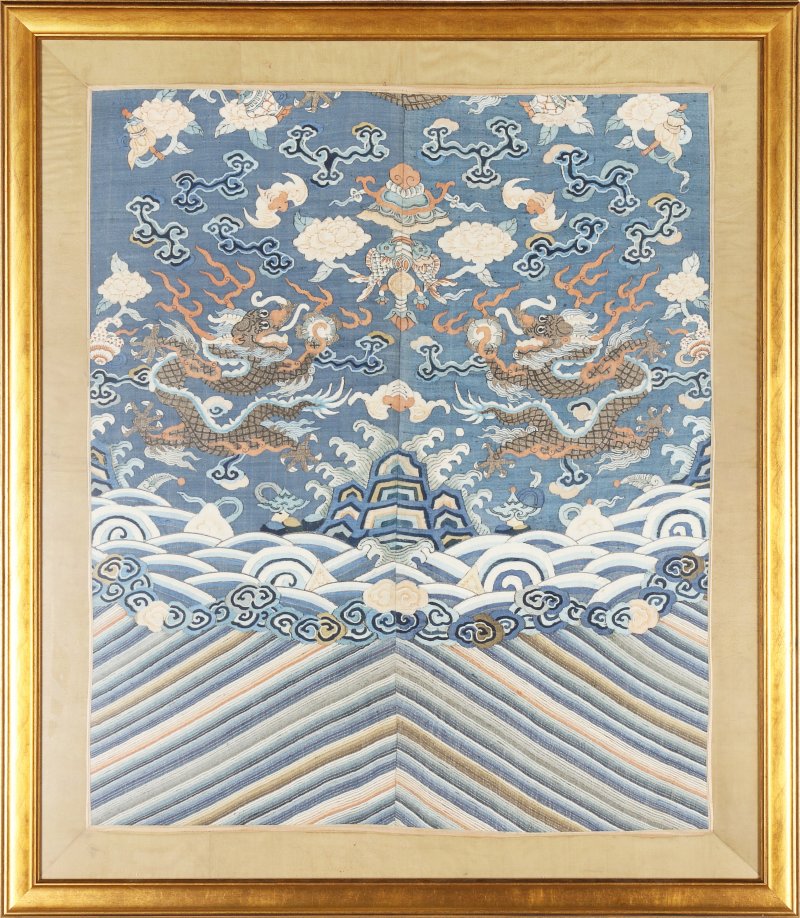 清十八/十九世紀 絲繡雲龍紋刺繡圖插屏 | A Chinese embroidered silk 'dragon' panel, Qing dynasty, 18th/19th century - 图2
