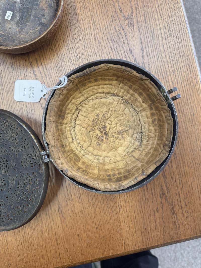 十五/十六世紀 西藏東部德格 鐵鋄金鏤空龍紋蓋盒 | A rare Tibetan gilt-damascened iron bowl box and cover, Derge, Eastern Tibet, 15th/16th century - 图15