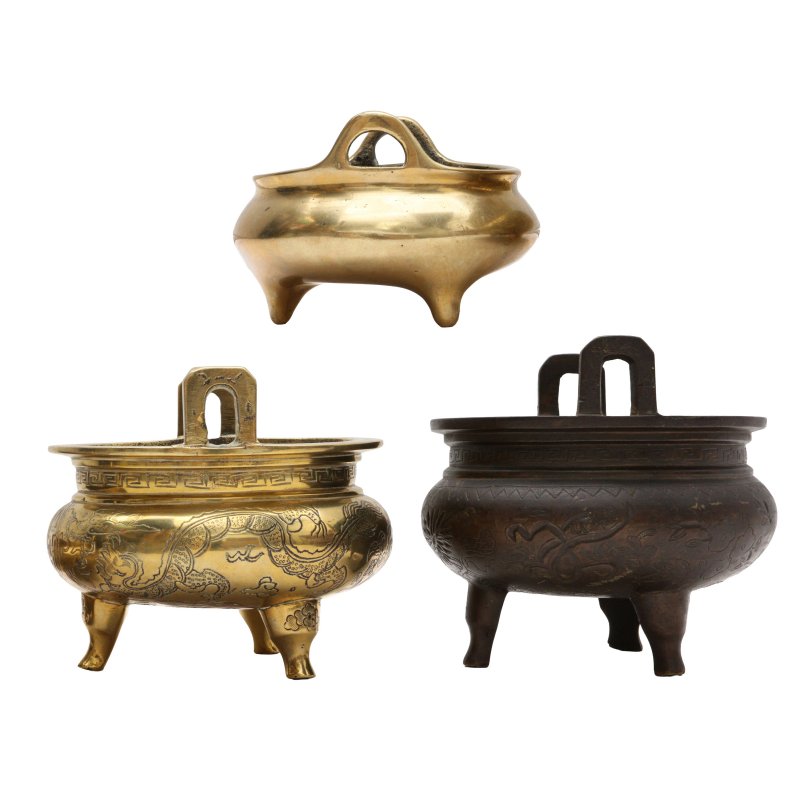 清十八/十九世紀 各式銅三足沖天耳爐一組三件 | Three Chinese gilt-bronze censers, Qing dynasty, 18th/19th century - 图7