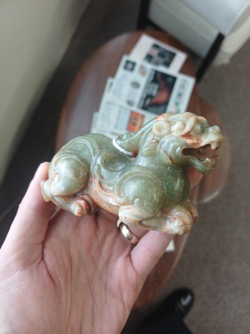 二十世紀 青玉帶皮瑞獸擺件 | A Chinese celadon and russet jade 'mythical beast' carving, 20th century - 图19