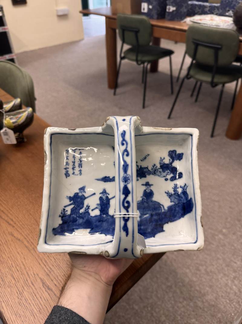 明天啟 青花古染付人物故事圖盤 | A Chinese kosometsuke blue and white handled tray, late Ming dynasty, Tianqi period - 图3