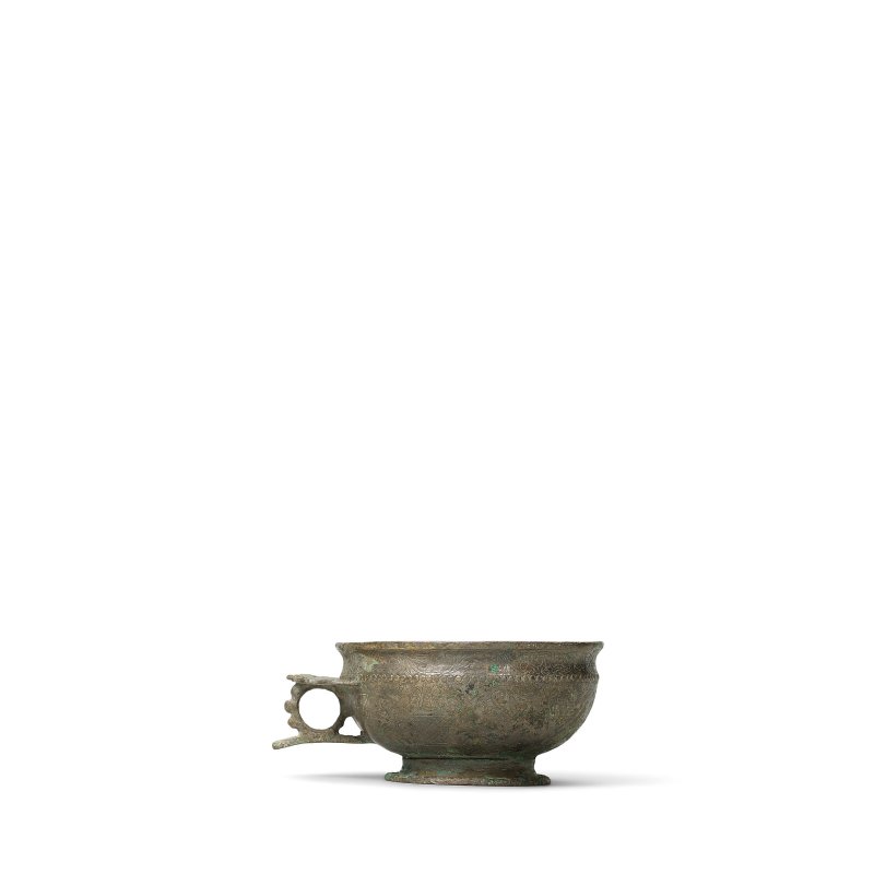 宋或以後 銅鏨刻花卉紋把杯 | AN INCISED BRONZE HANDLED CUP - 图1