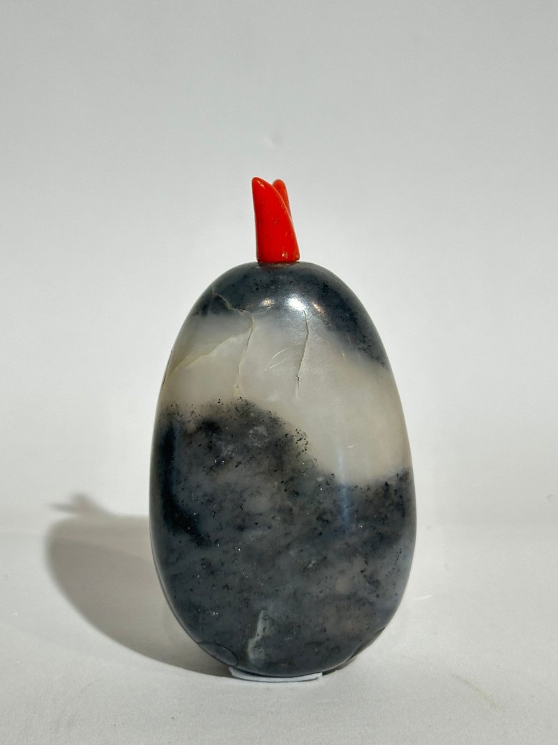 清十九世紀 黑白玉卵龍紋鼻煙壺 | A BLACK AND WHITE JADE PEBBLE 'DRAGON' SNUFF BOTTLE - 图8