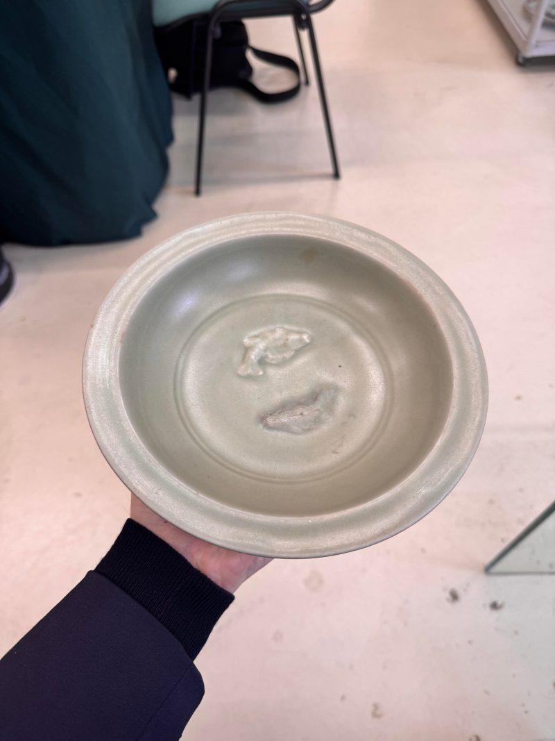 宋 龍泉窰青釉貼雙魚折沿盤 | Santos Collection | A Chinese Longquan celadon 'twin fish' moulded dish, Song dynasty - 图14