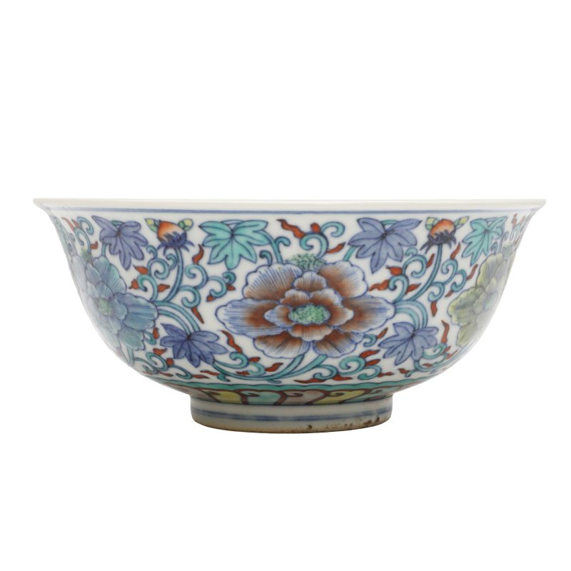 清十九世紀 鬪彩纏枝花卉紋盌《朗吟閣製》款 | A Chinese doucai 'floral' bowl, 19th century, Langyinge mark - 图3