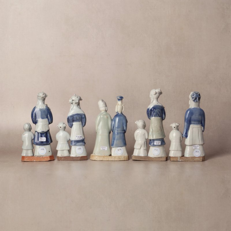 清乾隆 藍釉仙人與童子像 | Santos Collection | A group of Chinese glazed-biscuit figures, Qing dynasty, Qianlong period - 图3